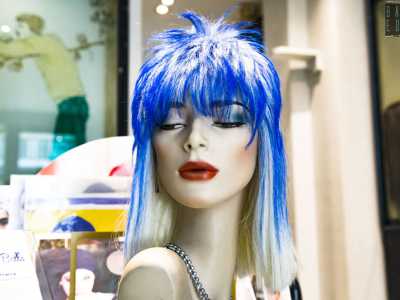 ...una chioma blu...